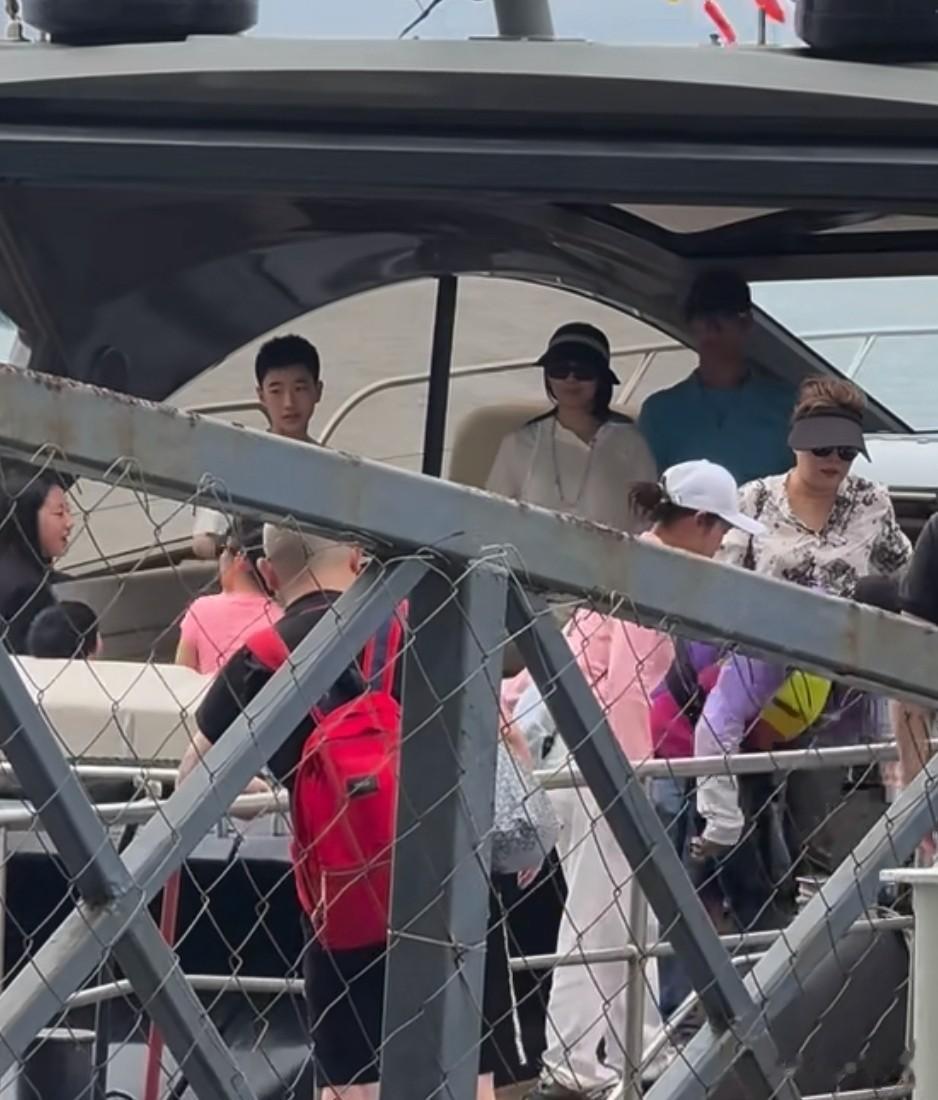 章子怡三亚陪孩子太拼了!被晒到皮肤黝黑、身材走样还长了小肚腩