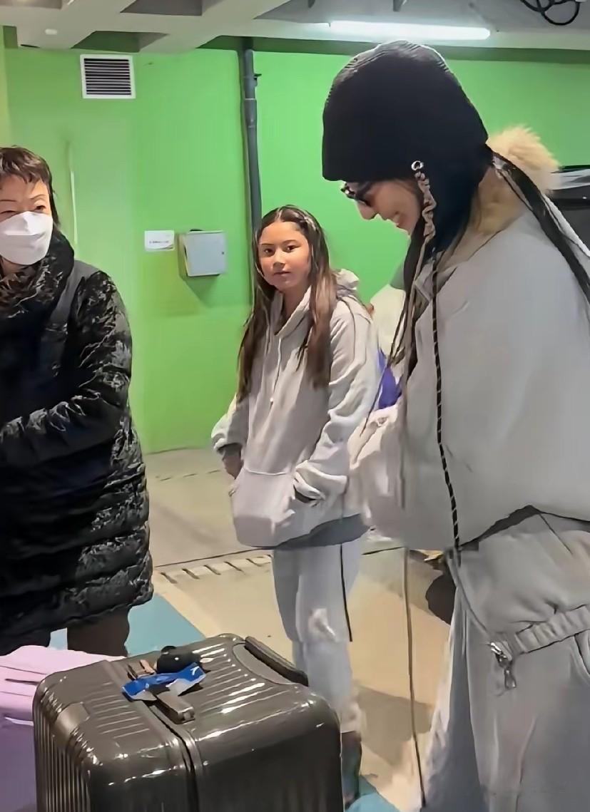 港星郑希怡2月8号带着女儿回了老家上海过年，她爸妈在机场接机