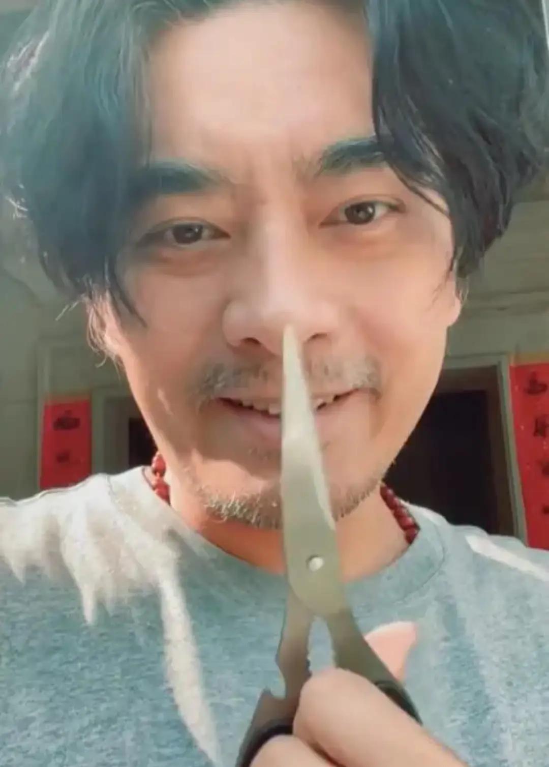 演员陈龙近照曝光！不到50岁牙齿东倒西歪，小10岁妻子仍貌美如花