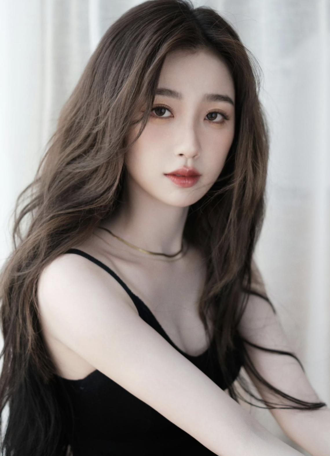 虞书欣,身穿黑色吊带裙,美丽动人