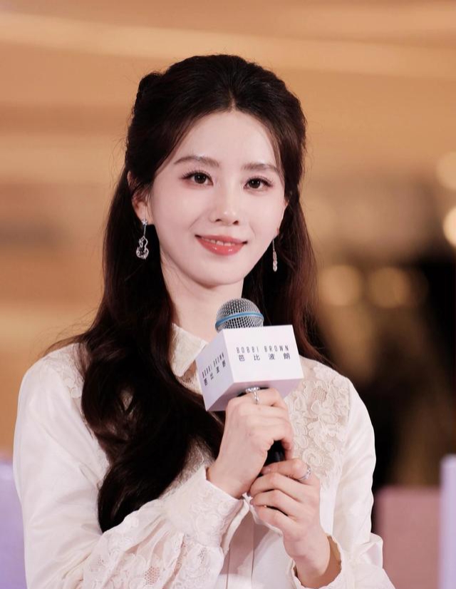刘诗诗苏州活动生图，白缎蕾丝裙配半扎发，温婉又灵动