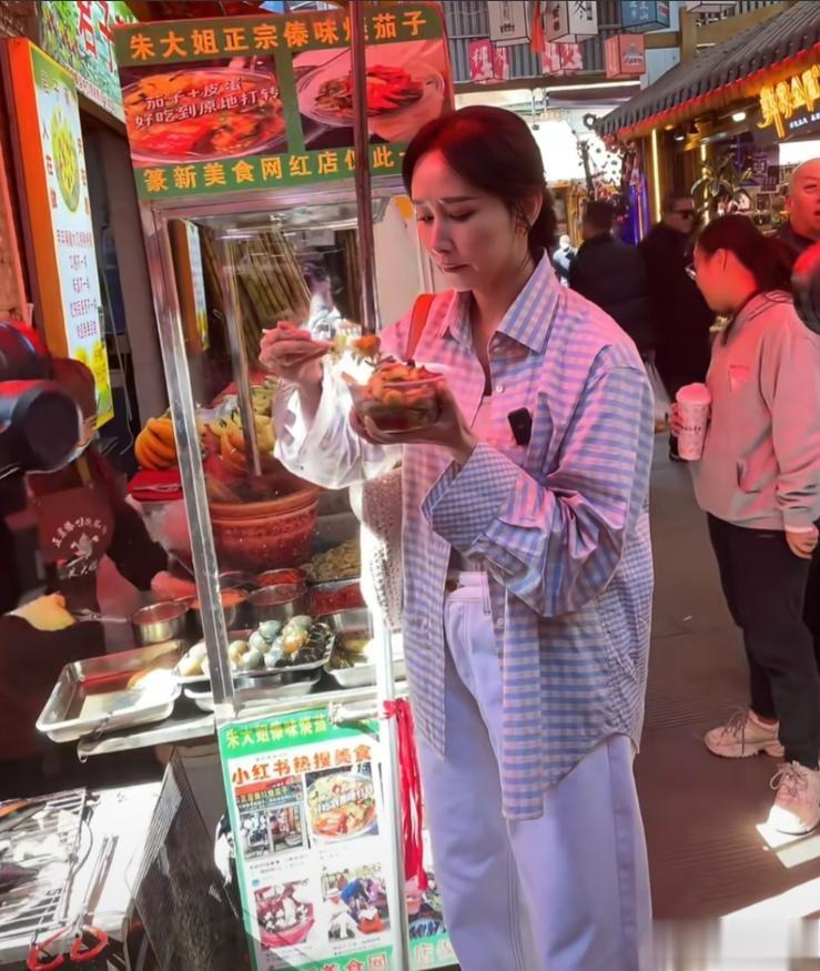 48岁胡静回云南娘家被偶遇！生图脸部馒化明显，未见富豪老公陪同