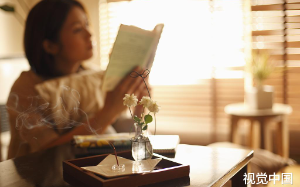 我帮妈妈逃离大山找到亲人后，她反手将我送进福利院，并当着我的面领养了一个新女儿