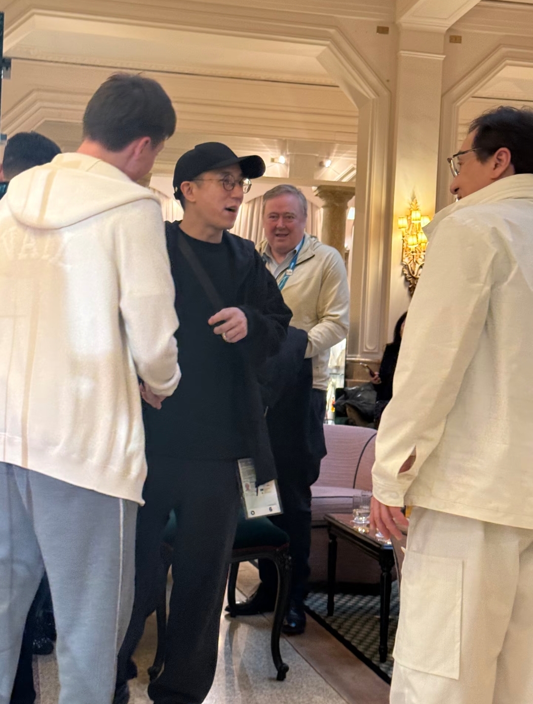 71岁成龙米兰看冬奥会，房祖名随行侧脸超像爸 父子俩关系越来越好