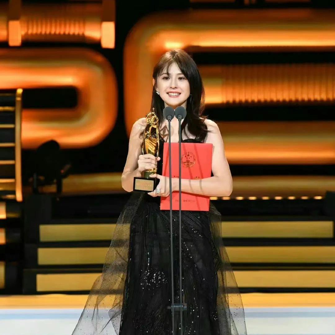 人前光鲜人后心酸!39岁未婚生子的热依扎,从不像表面那样