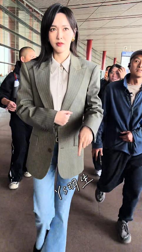唐嫣拍戏被偶遇，身材魁梧肩宽有气势，生图瞪眼脸肿有距离感