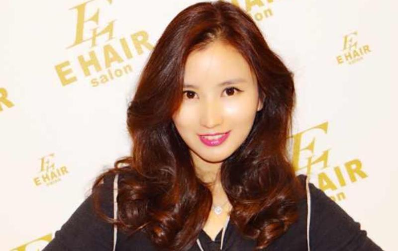 她曾是上海著名主持，和富商离婚后沦落为网红，38岁独自带娃