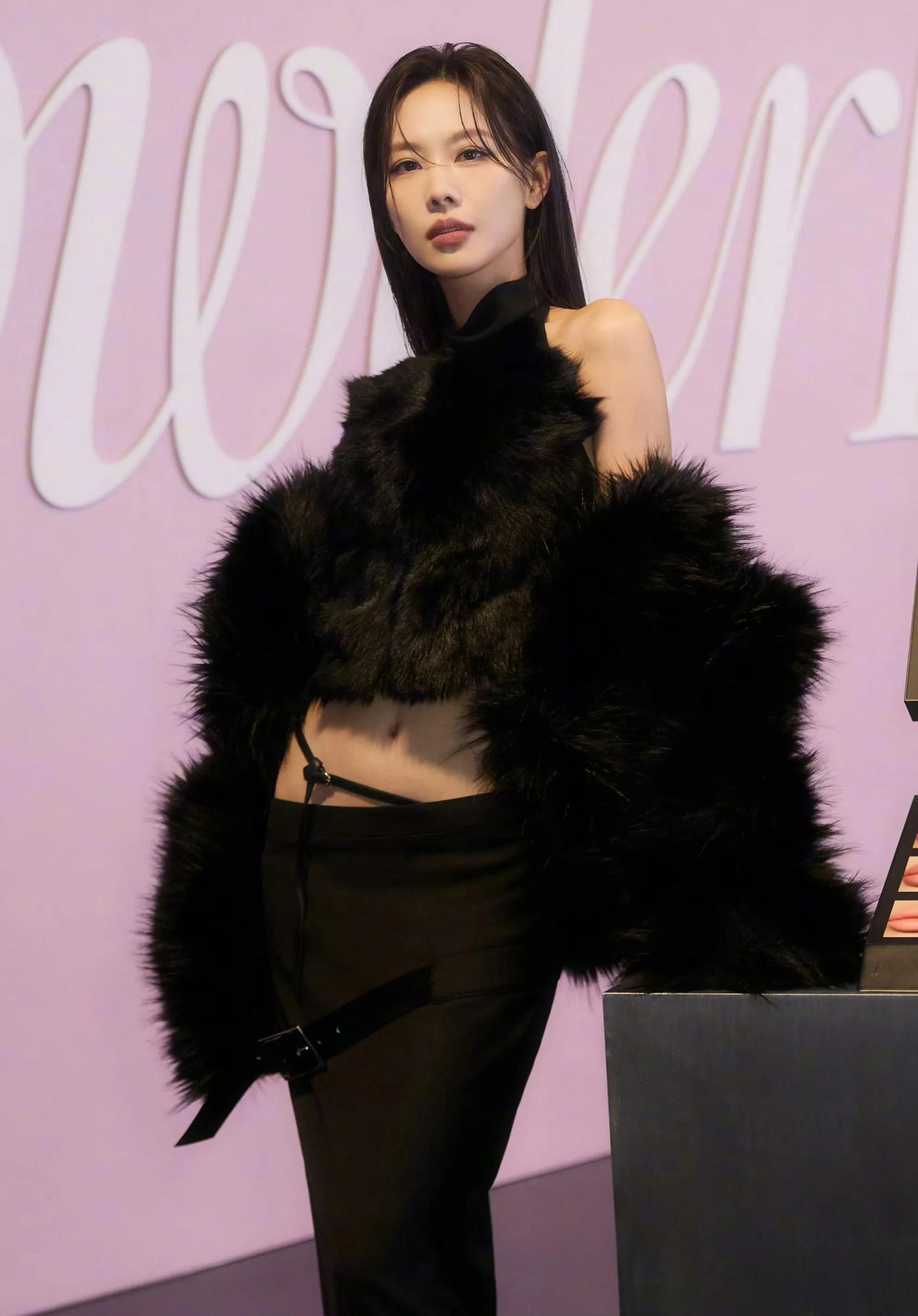 歌手、演员王菲菲性感小蛮腰