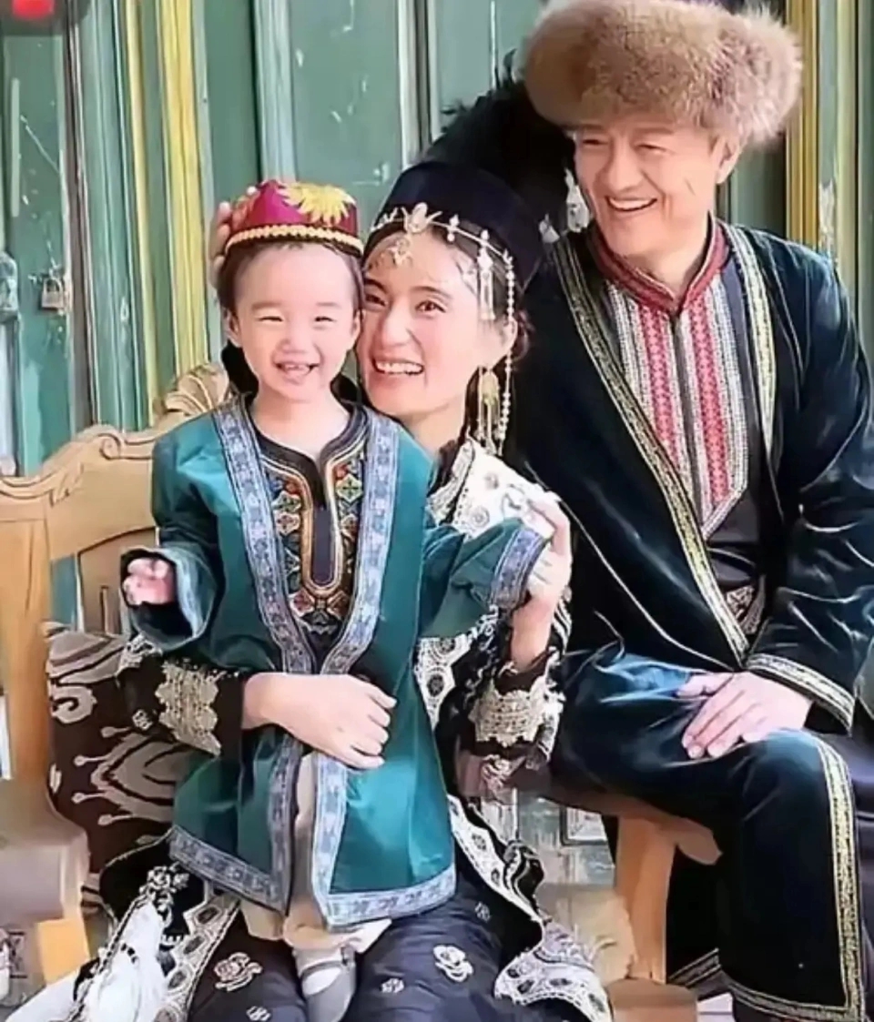 李亚鹏父女云南团聚!海哈金喜母女去他民宿度假,不复婚也很亲!