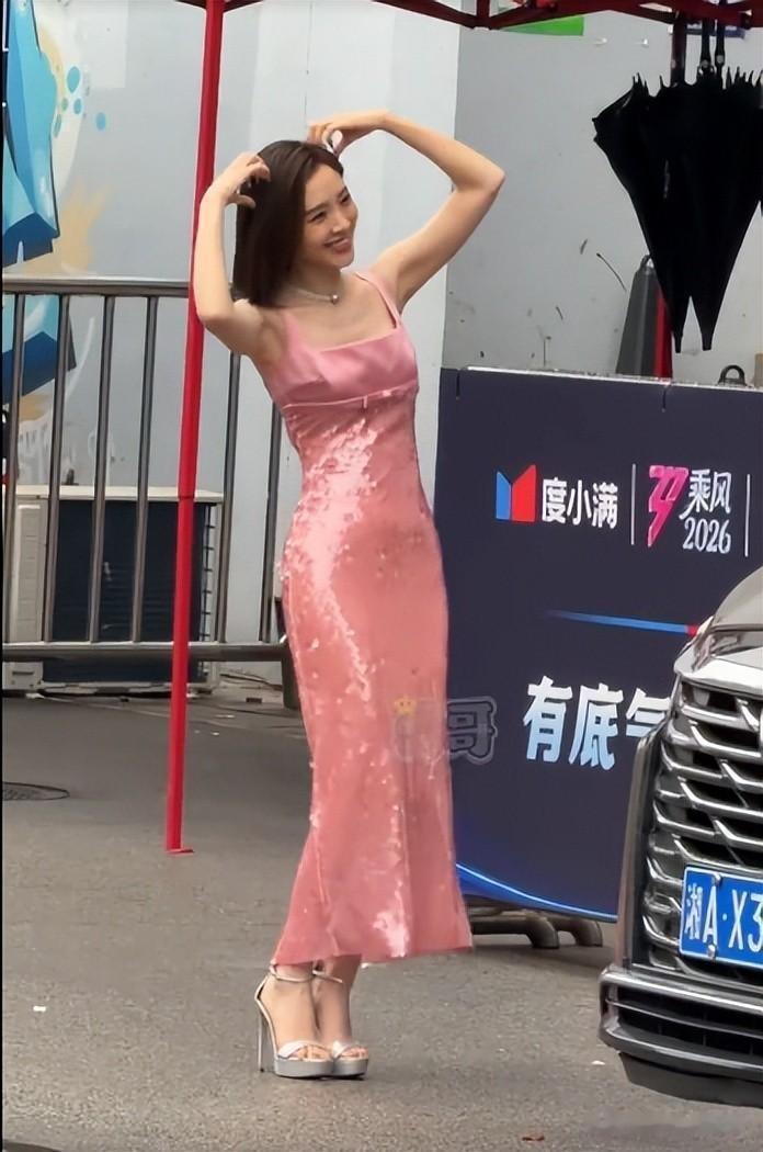 唐艺昕身材保持得极好，瘦得看不出来已经当妈，完全挑不出毛病