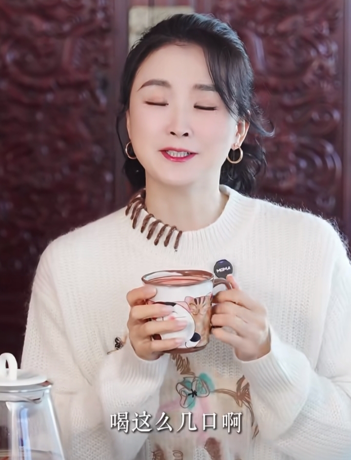 王艳分享春节刮油妙招，白毛衣低马尾出镜，气质温婉尽显优雅美貌