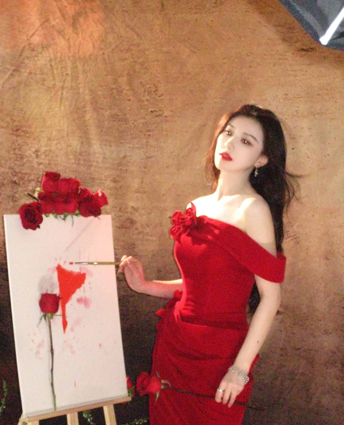 王鹤润分享美照，一袭红裙配微卷长发，美得好耀眼