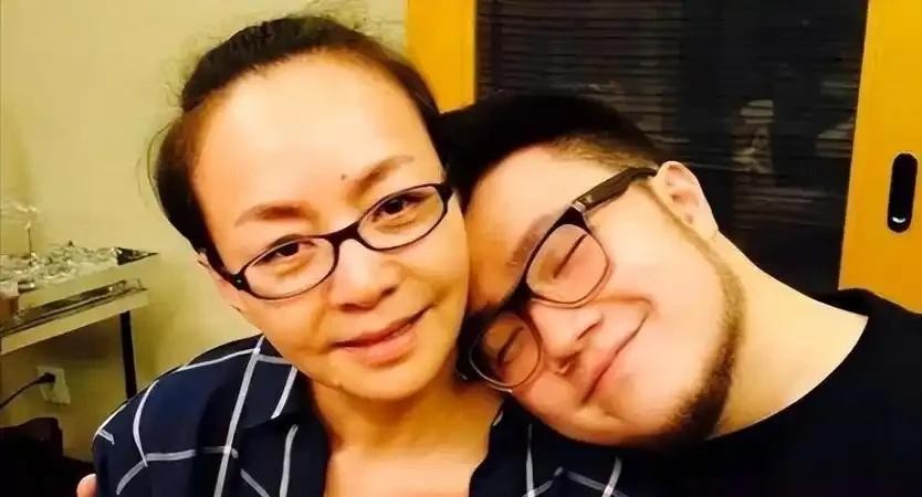 六十岁英达瘦成纸片人跪着想认巴图儿子只回了一句福字我娘刚贴好