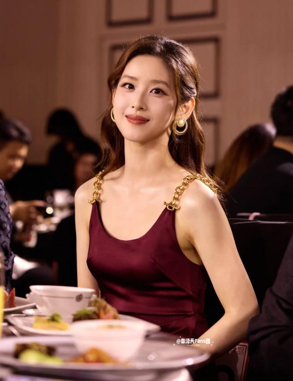 32岁章泽天晒画廊自拍！素颜对镜子哈哈大笑，生活中状态也很阳光