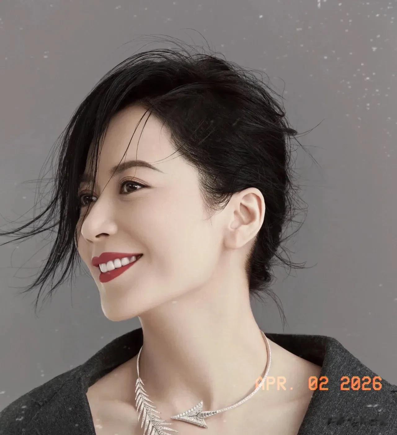 王菲俞飞鸿聚餐被偶遇，二人打扮低调，网友：两位女神像两姐妹！