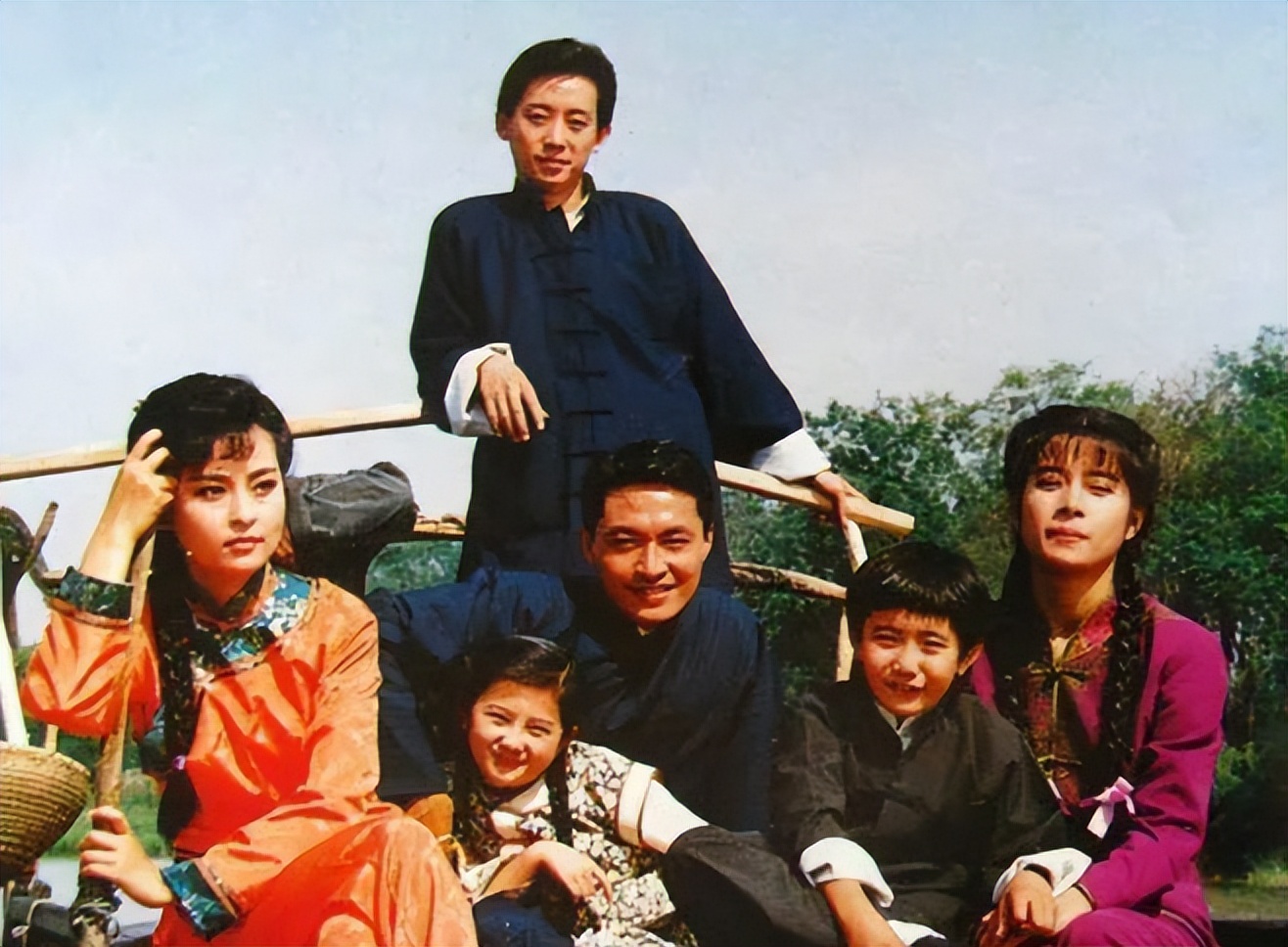 何音喜迎59岁生日，梳双马尾娇俏似少女，儿子比爸爸黄志忠帅多了