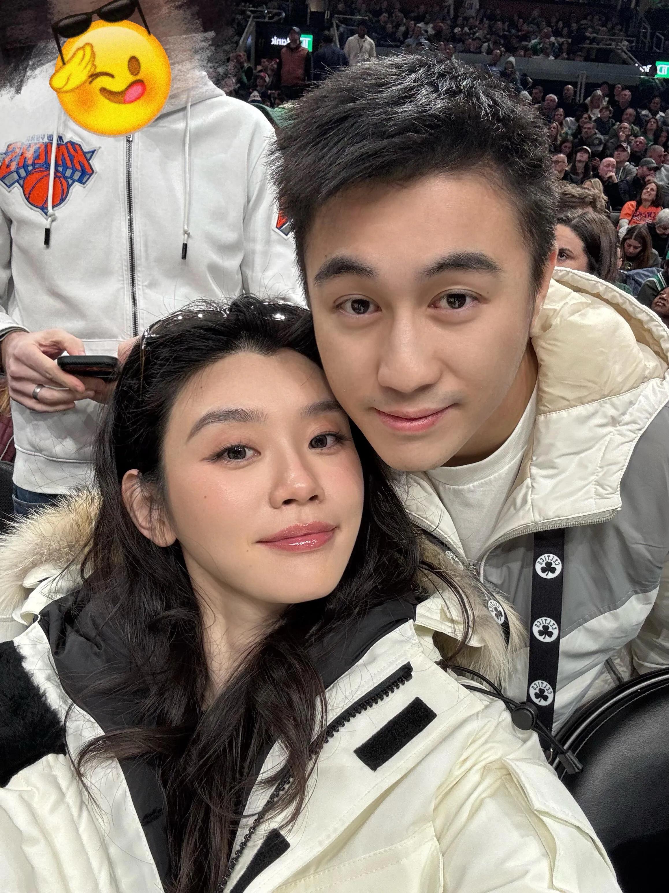 奚梦瑶和何猷君看NBA，她穿新中式拿爱马仕包贵气，她戴黄金好看