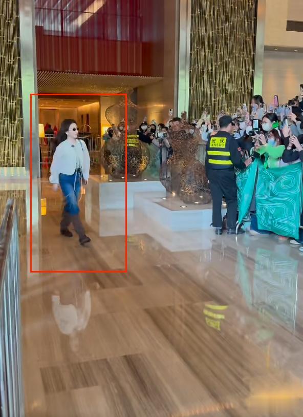 37岁方媛最新生图遭疯传，本人好矮顶多150，打扮很潮没有网红味