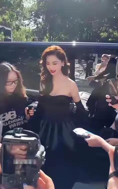 上海这夜，万茜撞脸杨澜，殷桃穿着睡袍，杨颖捂着肚子保镖呵斥人