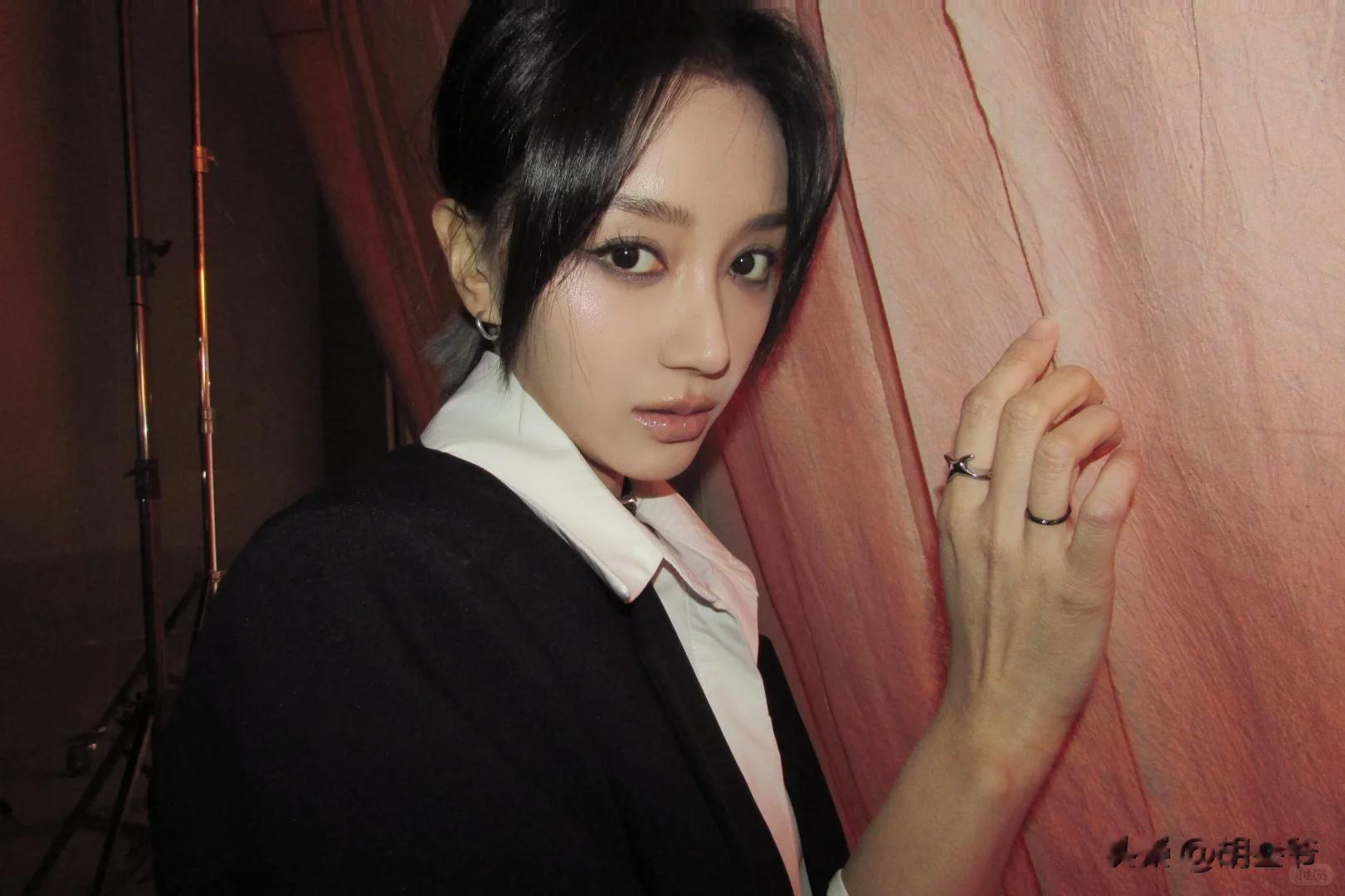 31岁女星上山捡垃圾！卫生巾臭袜子都不嫌弃，出道10年仍北京租房