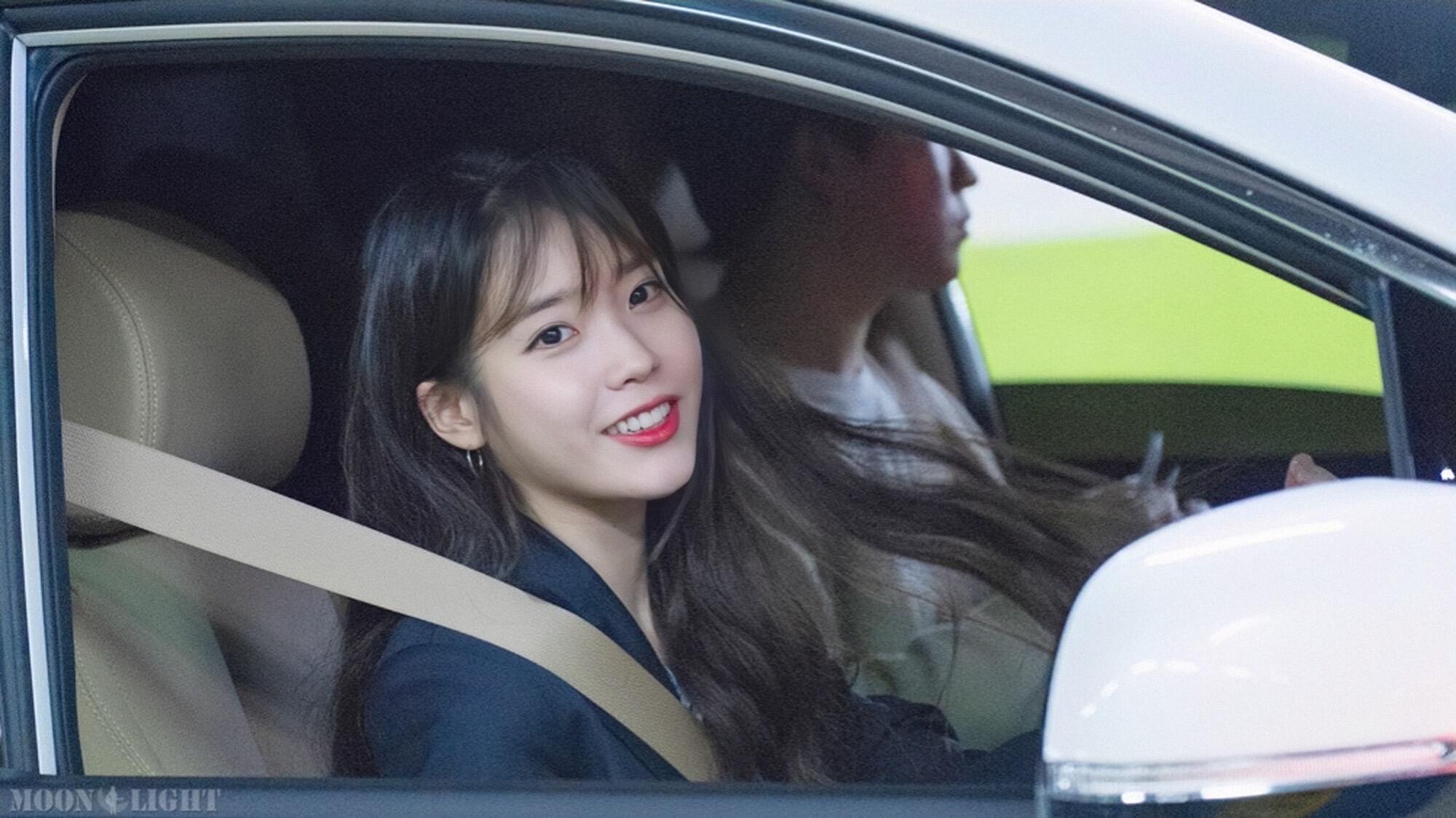 李知恩碎花裙 黑西装 ???