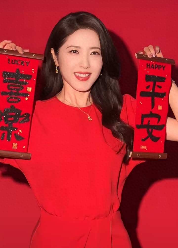 曾黎一袭红裙送马年祝福