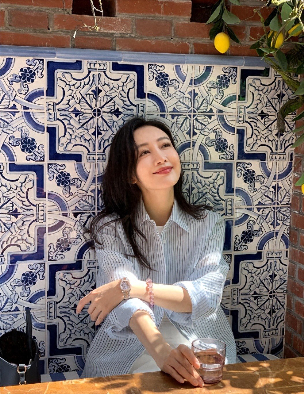 王鸥私服穿搭越来越简约！条纹衬衫+小白裤，休闲随性又时髦！