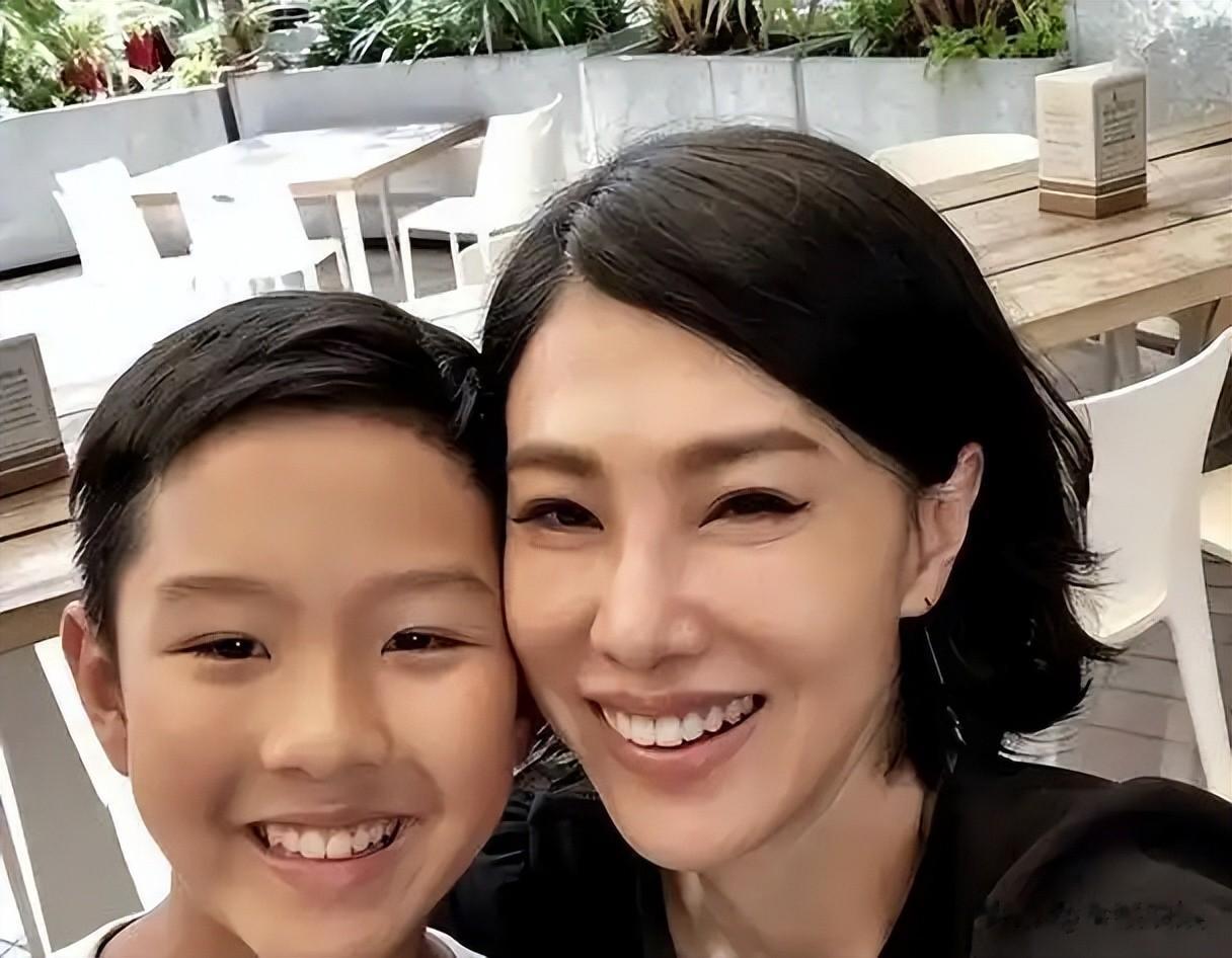 57岁女主持定居上海6年！离婚后与歌手前男友复合，4个孩子已离巢
