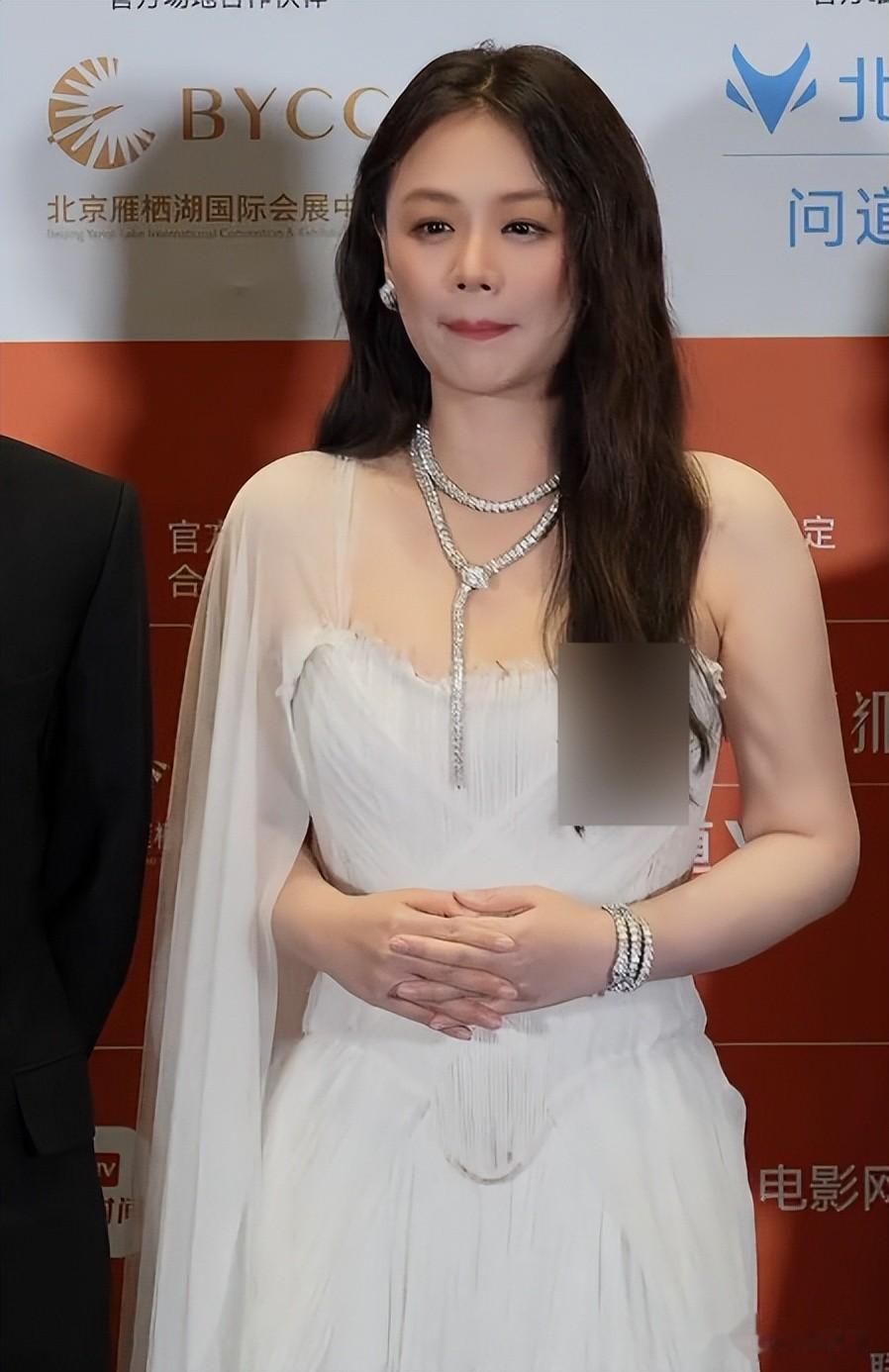北影节红毯见光死：高圆圆脸黄土气、戚薇肿胀、被全裹的马丽惊艳