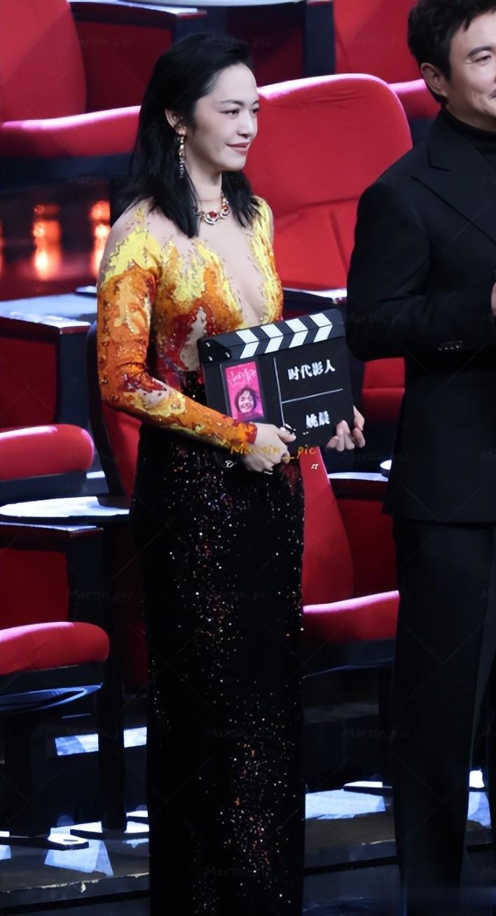 还得是老艺人敢穿，姚晨李冰冰深v较劲，却被保守的惠英红抢风头