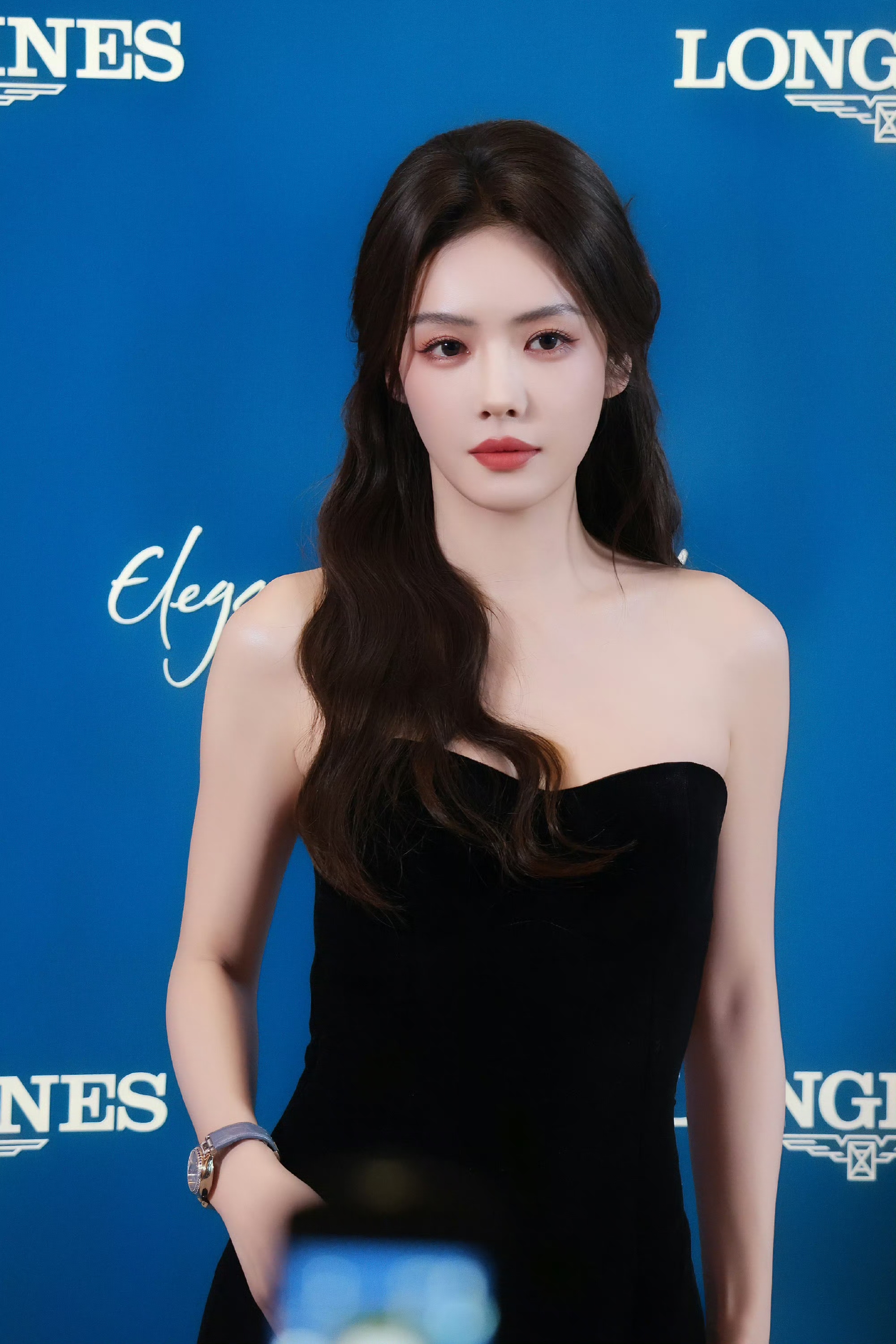 蔡文静 黑裙裹身，一眼勾魂。不动声色，便摄人心魄。 ???