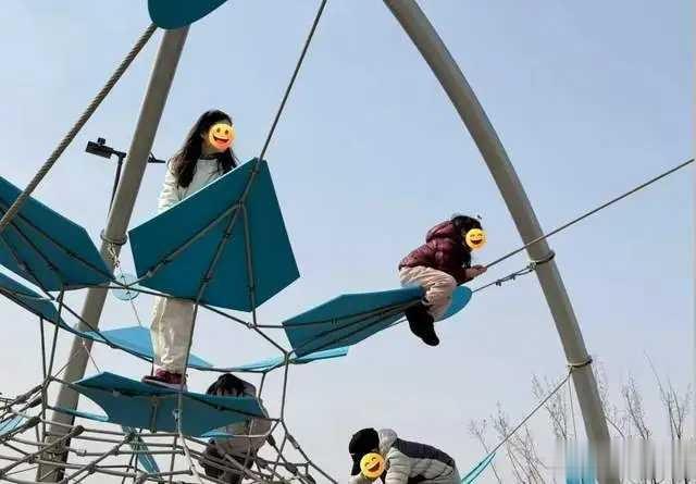 张梓琳晒春节动态,老公将女儿举起臂力超强,俩女儿大长腿超吸睛