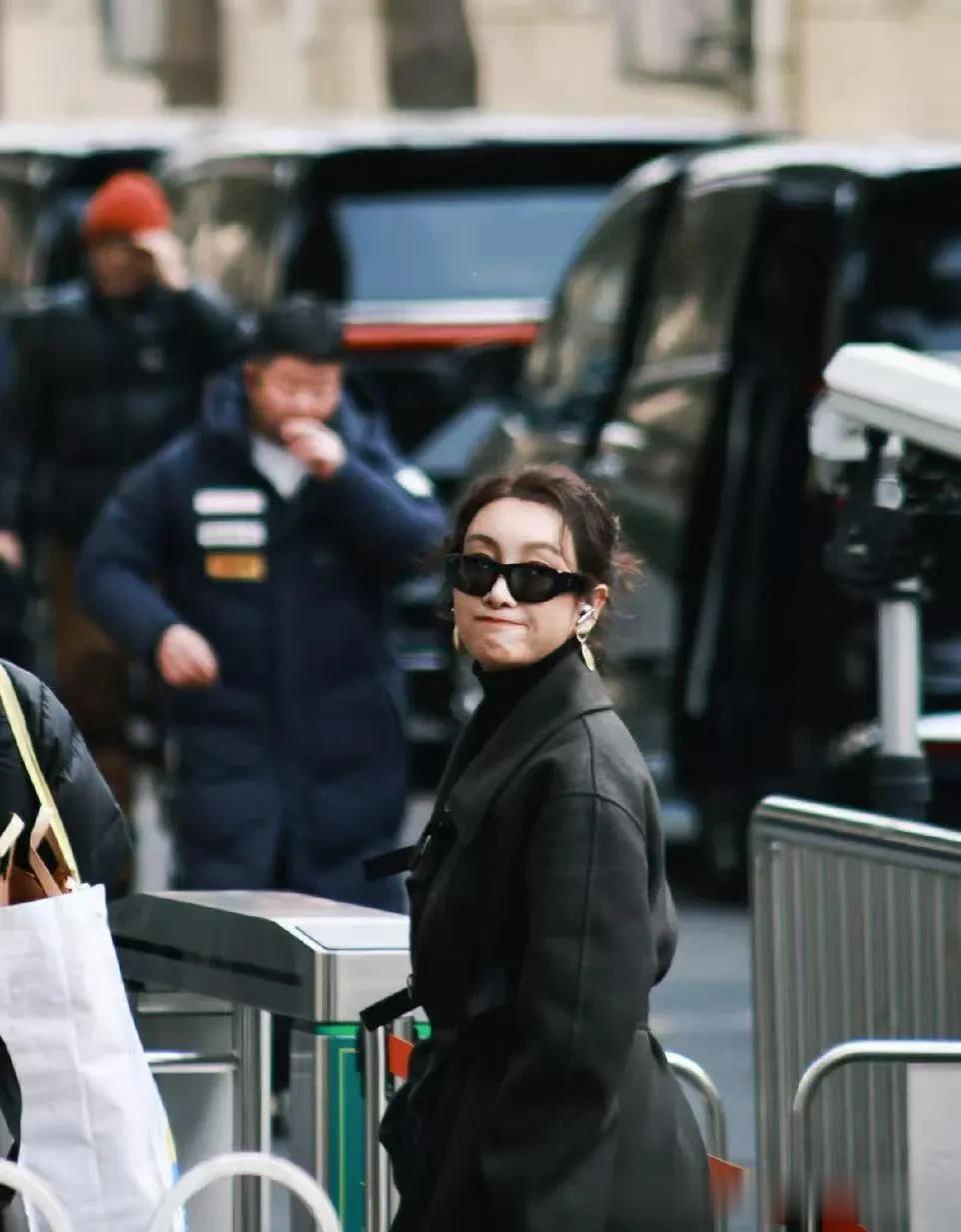 秦海璐的中年穿搭真高级！黑色大衣+高领衫+长筒靴，洋气又时髦！