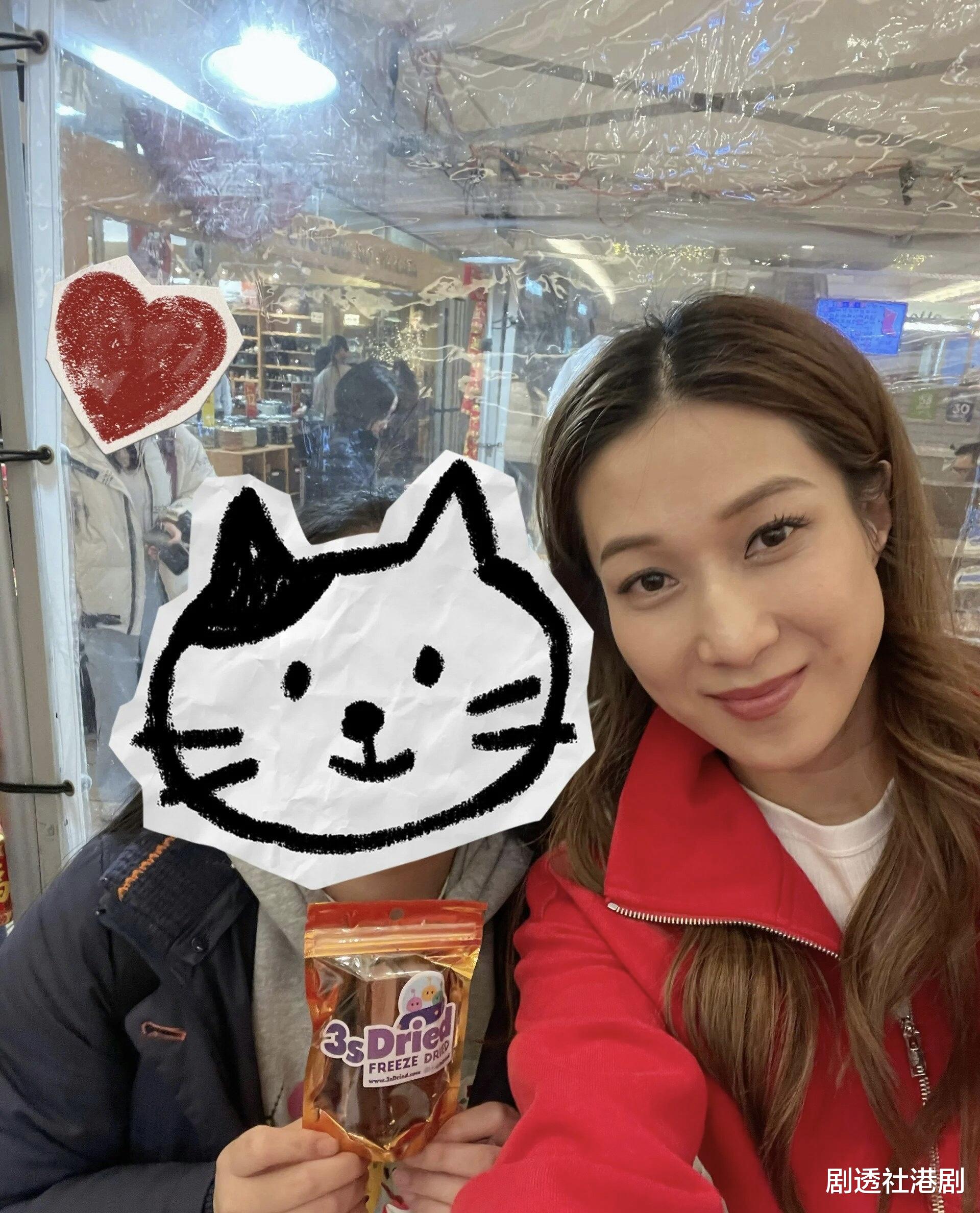 TVB前当家花旦携女摆摊卖糖果！被赞冻龄太亲和，此前一度曝婚变