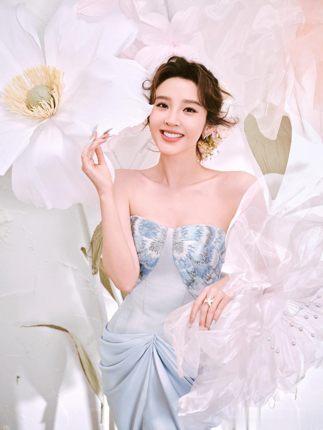 唐艺昕,优雅蓝裙穿搭,这精致感太美了。