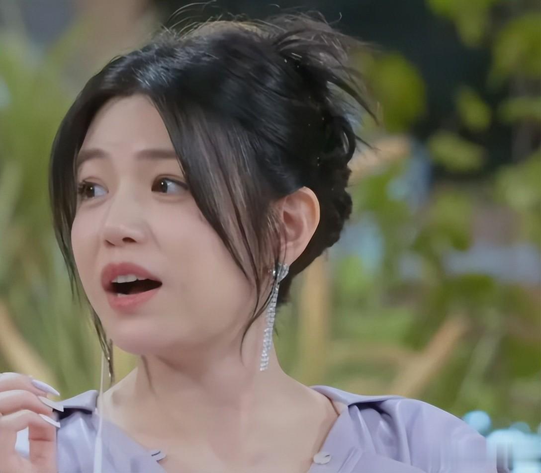 陈妍希坐轮椅现身，生图下脸更圆了，翘二郎腿有助理陪同状态悠闲