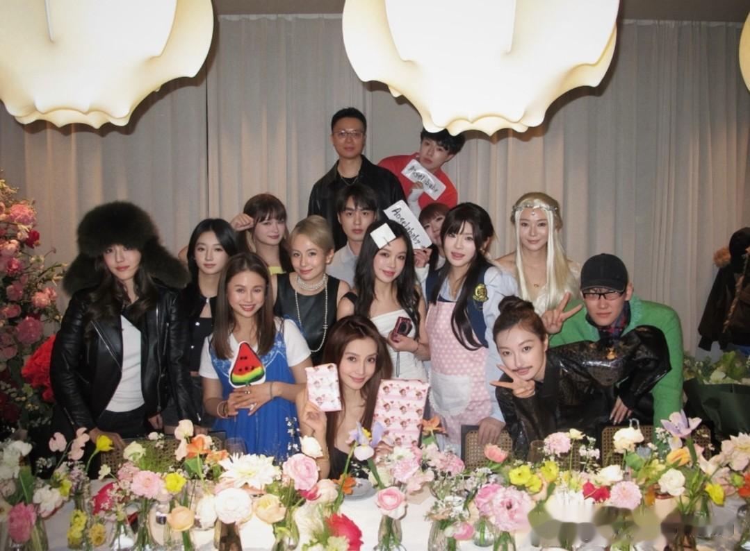 杨颖37岁生日排场蛮大！三串金手链超11万，豪门闺蜜吴千语也来了