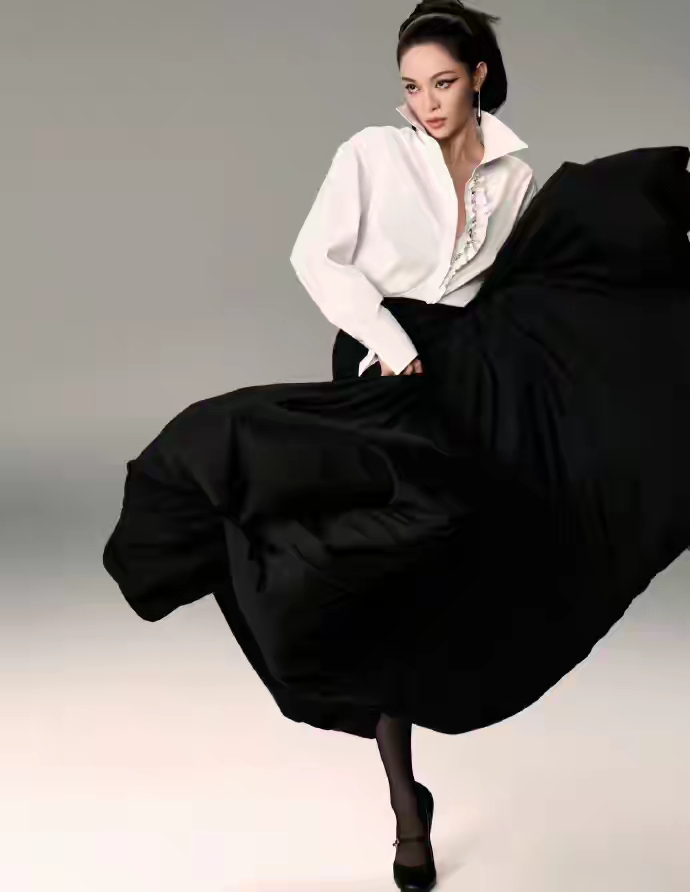 钟楚曦这套妆造和拍照动作十分狂野