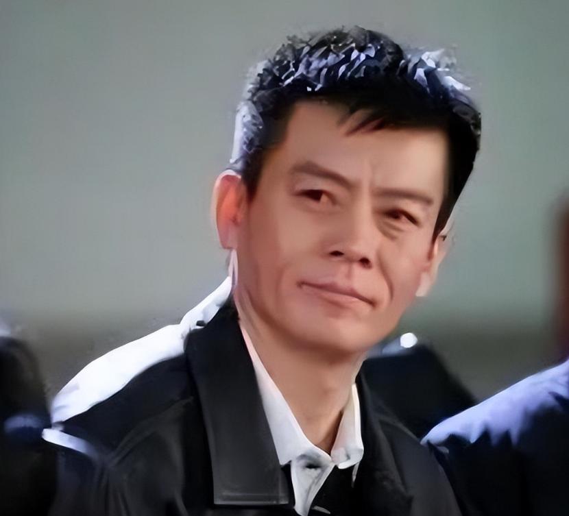他是著名演员，总演坏蛋导致57岁才结婚，妻子至今没人见过真容
