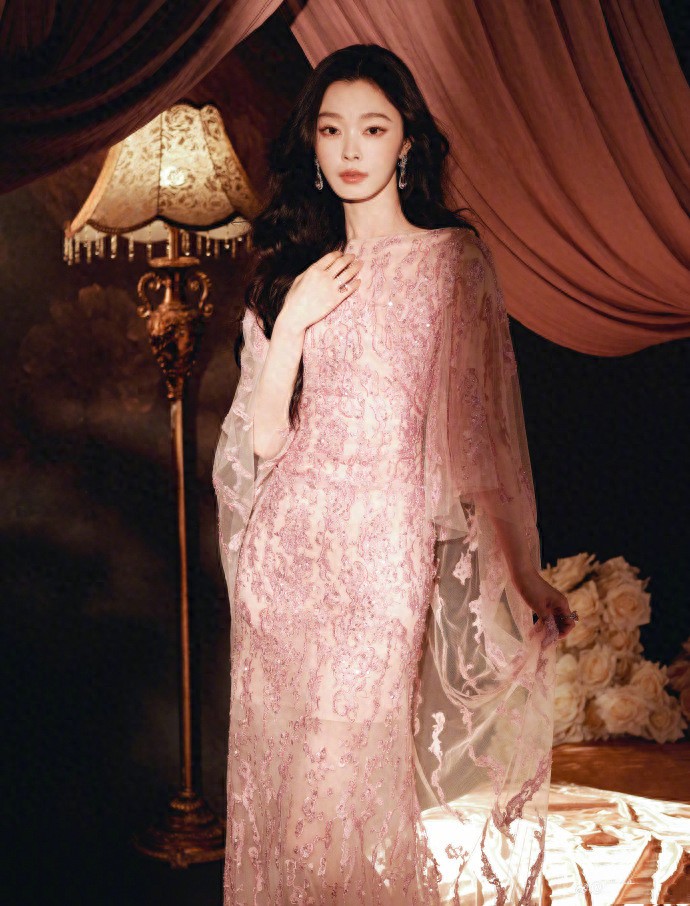 宋轶情人节硬核回应“蹭热度”质疑！别人秀恩爱，她秀的是格局！