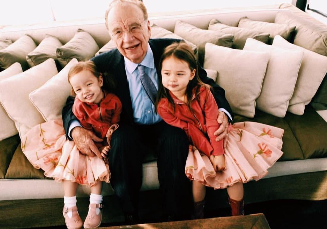 默多克95岁生日！邓文迪当年死皮赖脸生下的两个女儿成为最大赢家