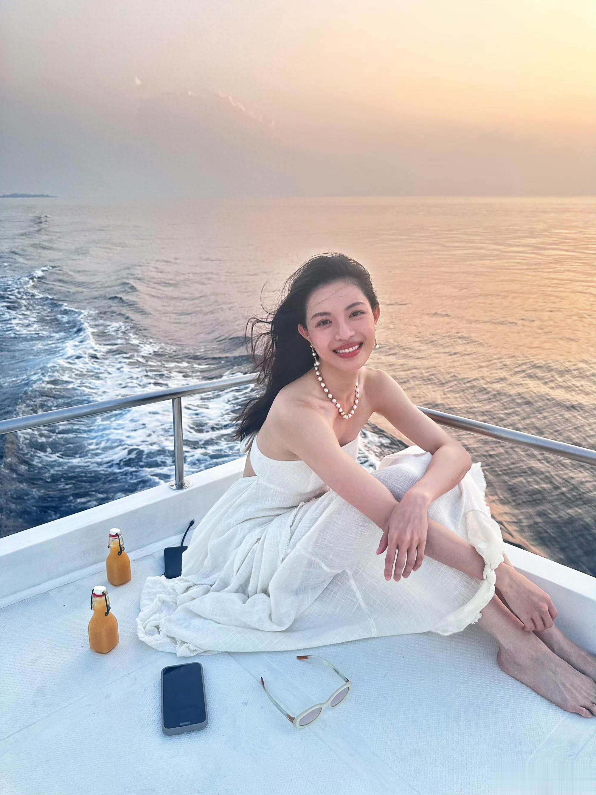 钟楚曦纯白抹胸连衣裙