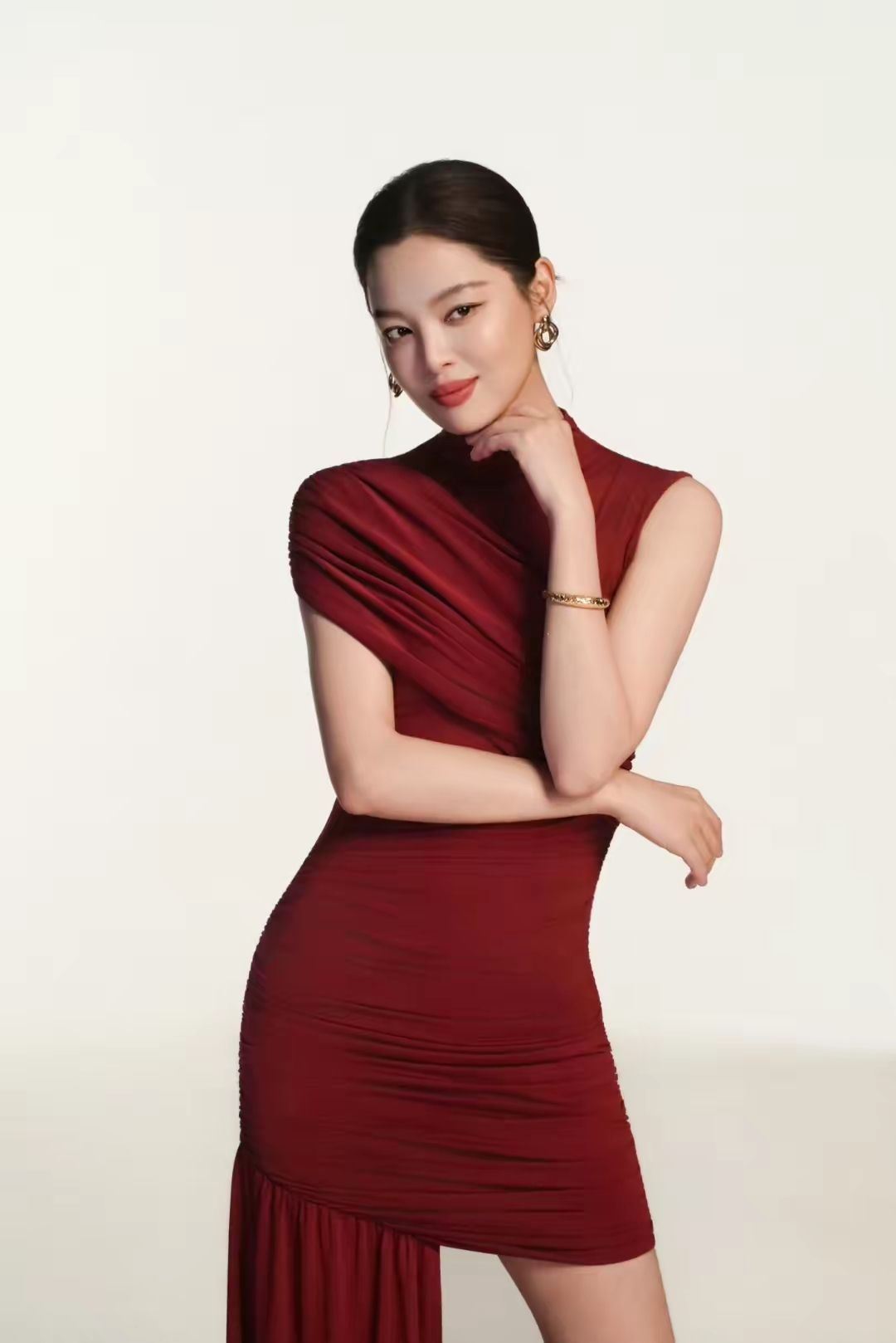 穿红色连衣裙的辛芷蕾