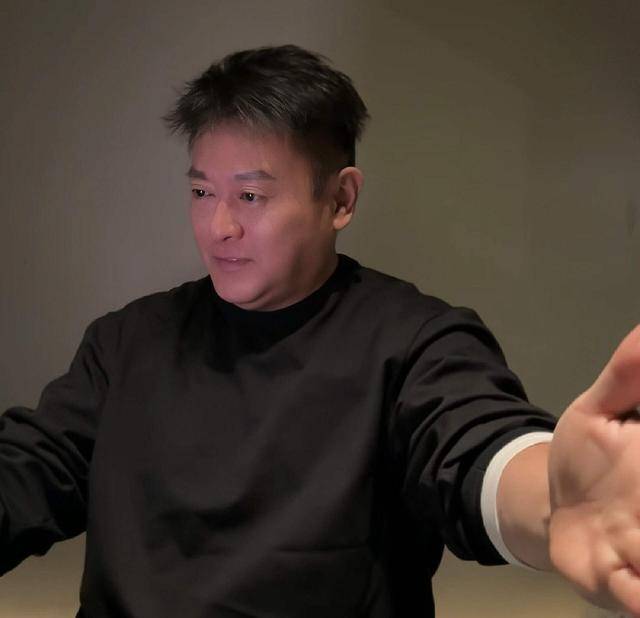 恭喜！香港知名男星新恋情曝光，离婚后承诺为女儿终身不娶