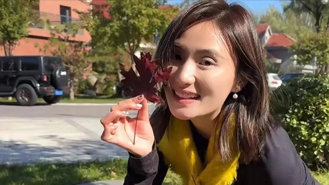 李亚鹏前妻海哈金喜直播落泪：离婚后焦虑内耗，但不后悔也不复婚