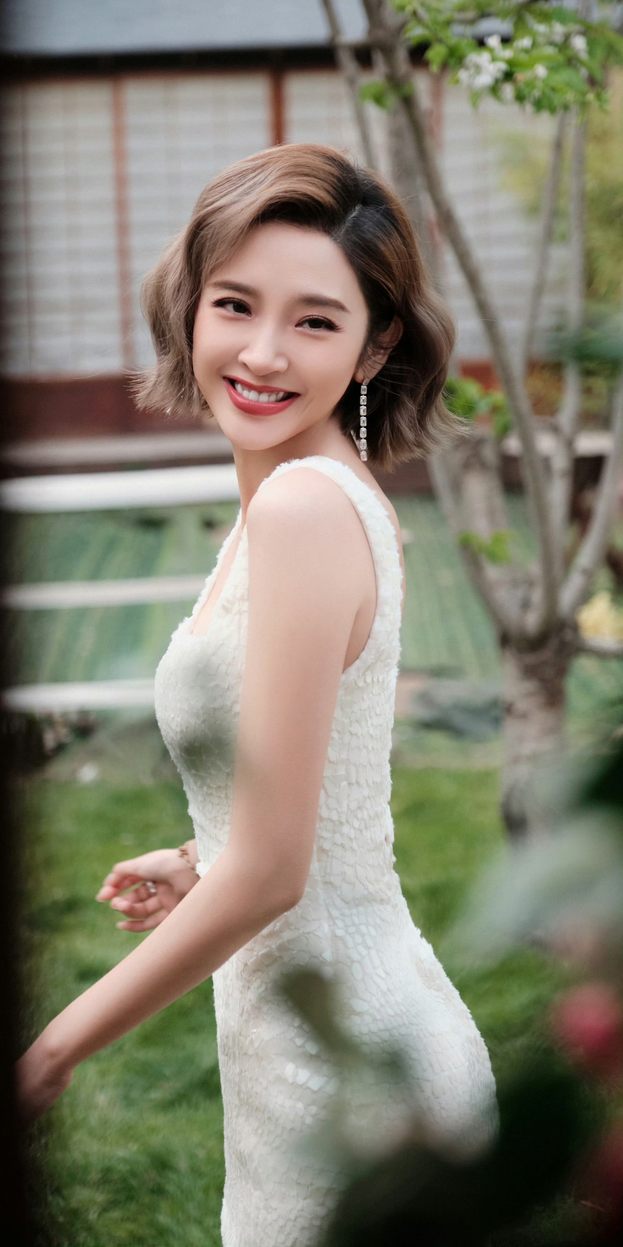 唐艺昕白色小短裙，笑容好治愈