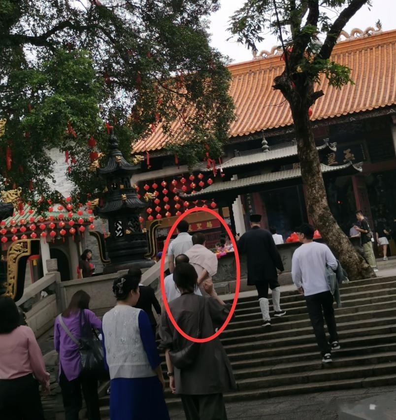 成龙带房祖名惠州游玩！父子树下相拥感情好，当地大人物亲自陪同