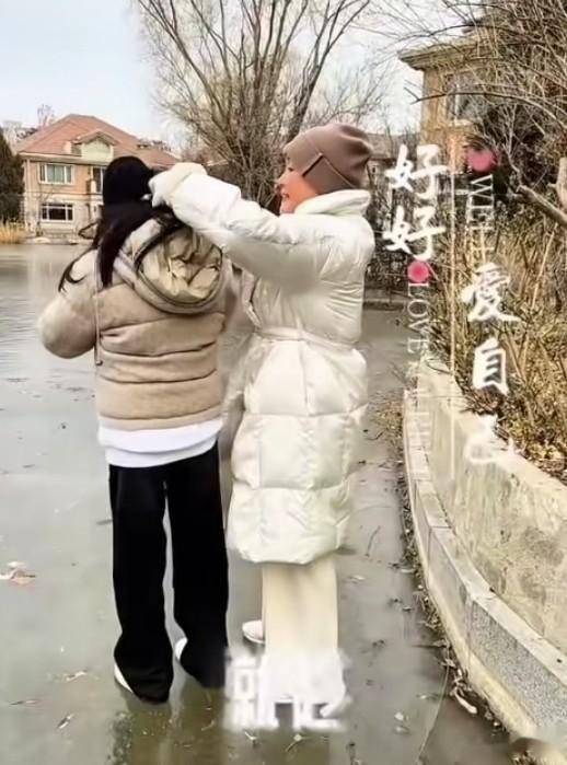 汪小菲一双儿女寒假回北京了!67岁的奶奶张兰陪孙子打篮球好温馨