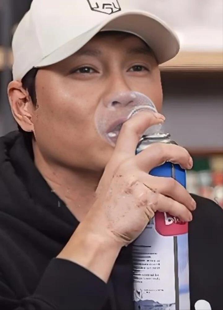 恩爱15年难敌岁月残酷!56岁范志毅身形佝偻,39岁张梦瑾娇美如花