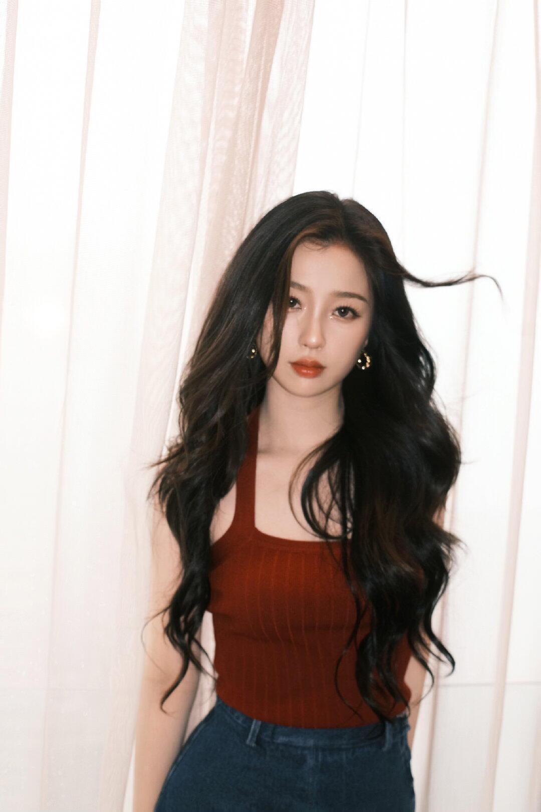 虞书欣 颜值身材都不错 奈何圈内人缘和路人缘不如何